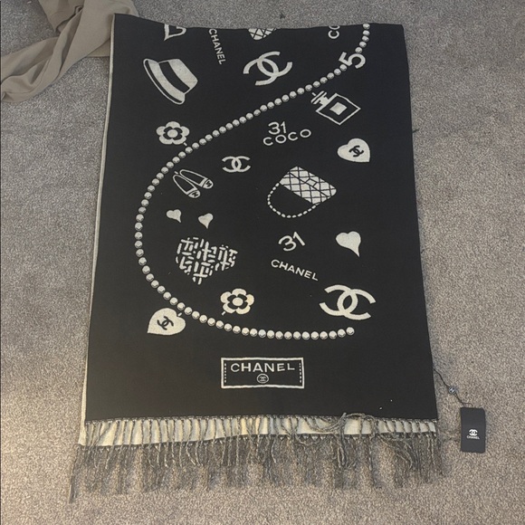 CHANEL SCARF 🧣 - Picture 5 of 8